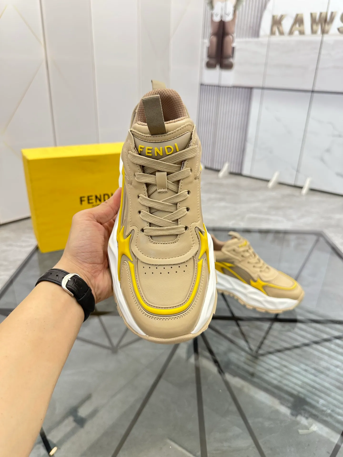 Men's shoes: 💰P580¥ Product trademark: Fendi* "Fendi*" low-top sports shoes Regular size: 39-44 (can be customized to 38.45.46) Product material: imported cowhide upper, breathable lining, original outsole. No.: 0008